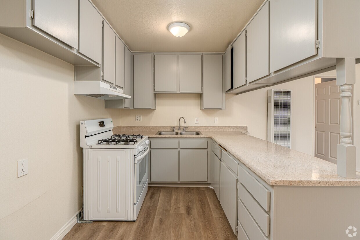 Foto principal - 10210 Mountair Ave