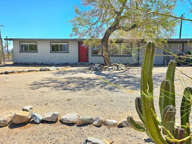 Building Photo - Cozy 3 Bedroom 1.5 Bathroom Near The Natio...