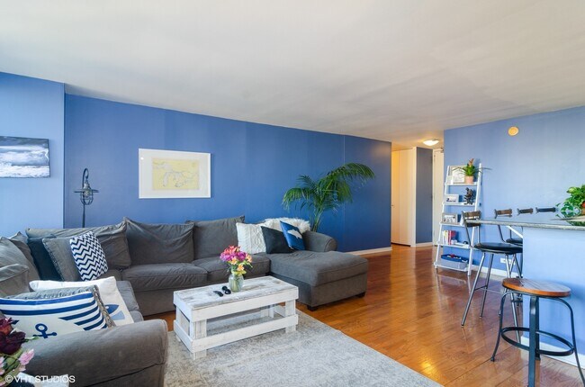 Foto del edificio - 655 W Irving Park Rd