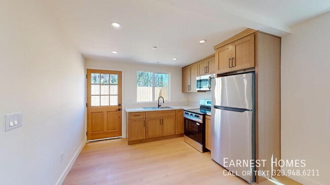 Building Photo - 6443 Satsuma Ave