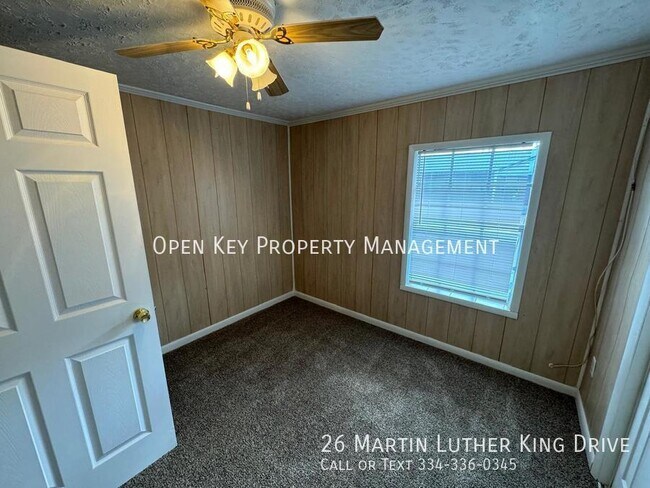Building Photo - Personal and Quaint 3/1.5 Home with a Spac...