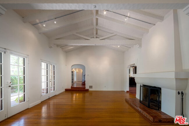Foto del edificio - 329 N McCadden Pl