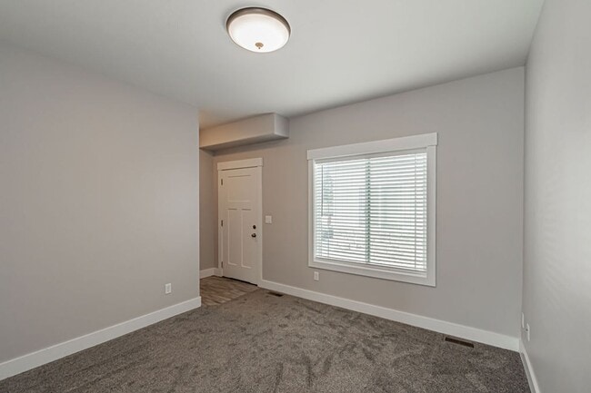 Building Photo - 654 S Saturn Ave