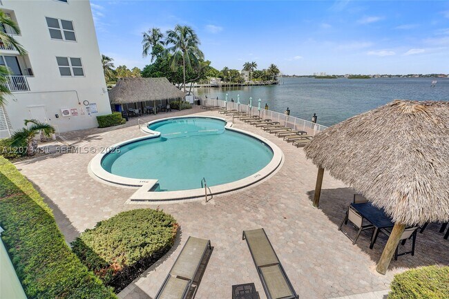 Foto del edificio - 10350 W Bay Harbor Dr