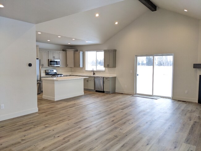 Foto del edificio - 4039 Snowberry Ave