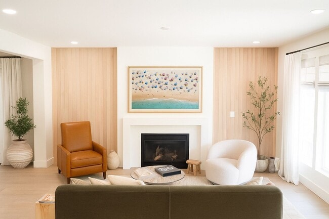 Building Photo - Newly Professionally Designed Home Westsid...