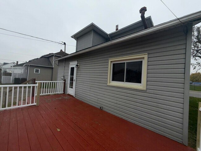 Building Photo - 418 E Ash St