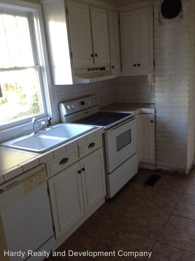 Building Photo - 2 br, 1 bath House - 11 Coral Avenue