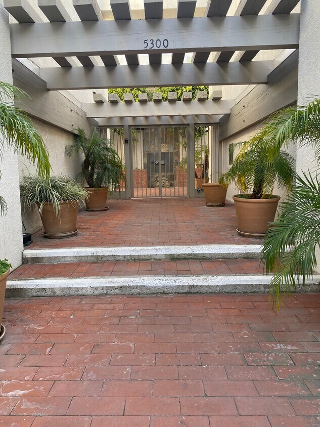 5300 Fairview Blvd Unit 8, Los Angeles, CA 90056 Condo for Rent in