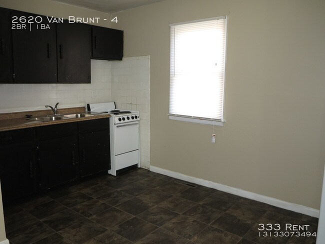 Building Photo - Cute apartment with hardwood floors!