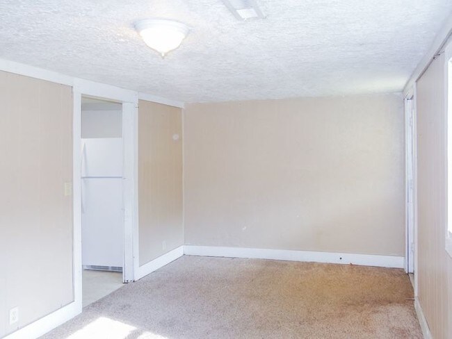 Building Photo - 2 Bedroom/ 1 Bath Duplex