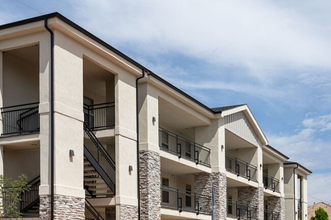 Building Photo - Great 2 bed 1 bath condo with pool and pickleball courts