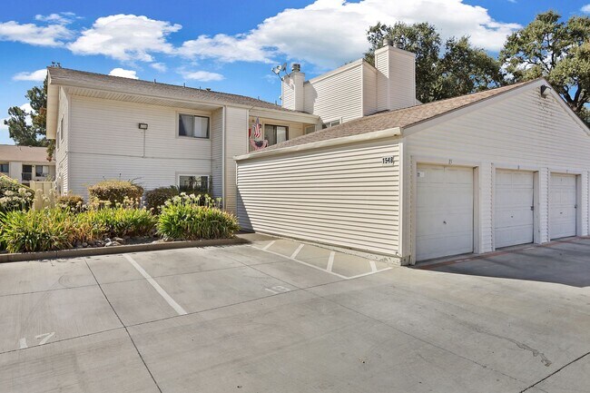 Building Photo - Just Like New This 2 Bedroom Condo Has It ...