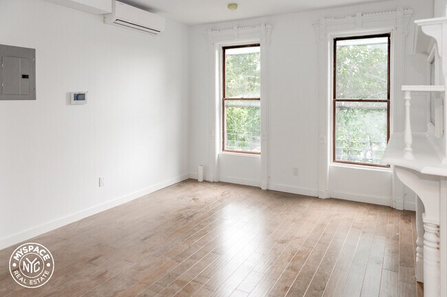 Building Photo - 581 Madison St