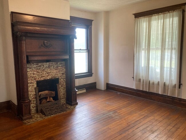 Interior Photo - 212 Grand Street