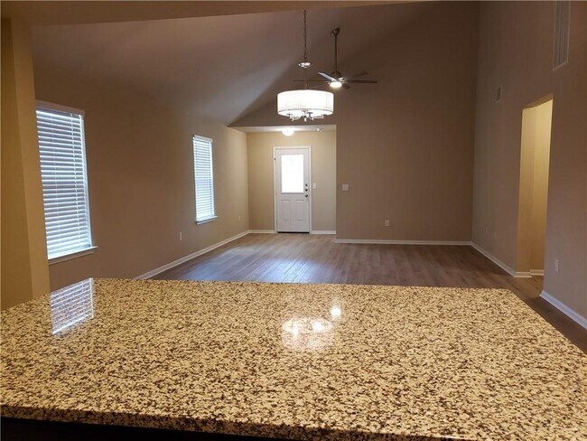 Foto del edificio - 14909 Custis Ln