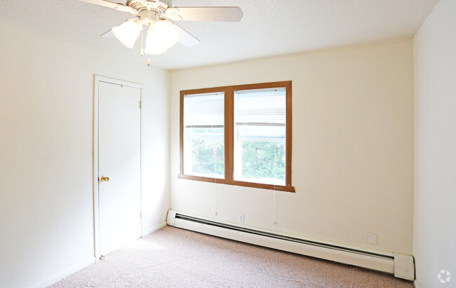 Living Room - Riverview Oaks Apartments