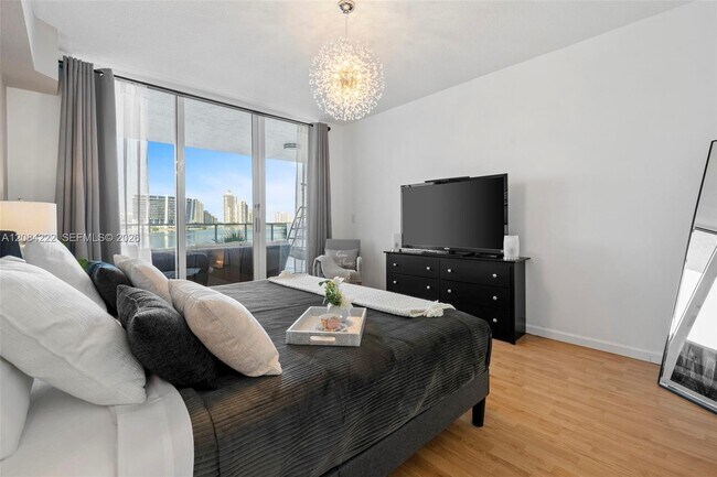 Foto del edificio - 18100 N Bay Rd