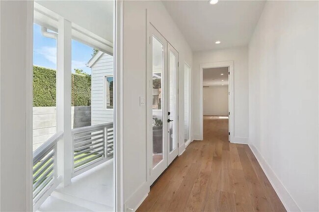 Building Photo - 933 Terpsichore St
