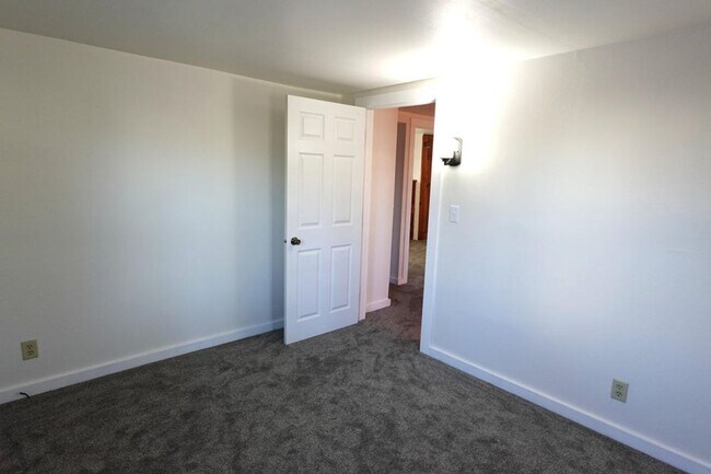 Foto del edificio - 3 Bed/ 1 bath house in a great location