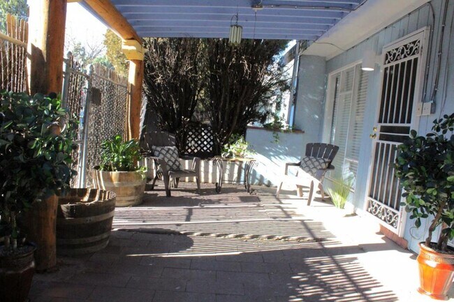 Building Photo - 1025 Alvarado SE