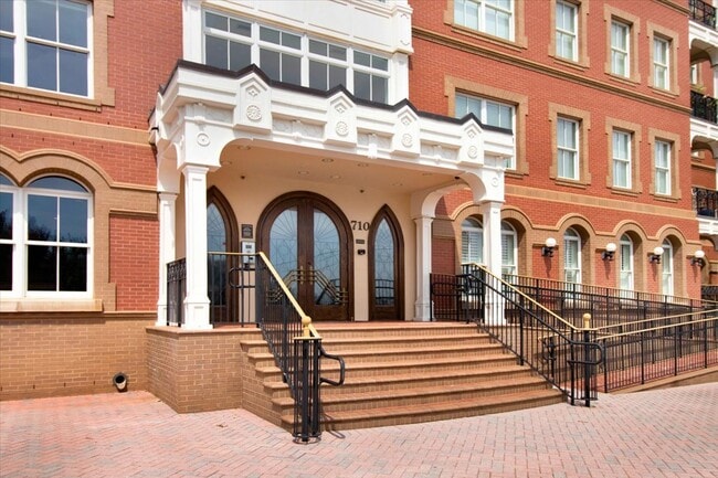 Building Photo - 710 Independence Pl