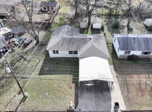 Building Photo - 705 E Park St