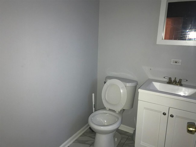 Building Photo - 5742 South King Drive - 3b Unit 3B