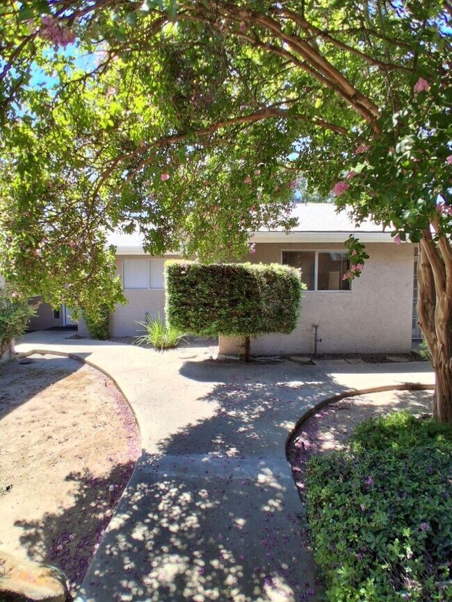 Foto del edificio - 6061 N Bungalow Ln