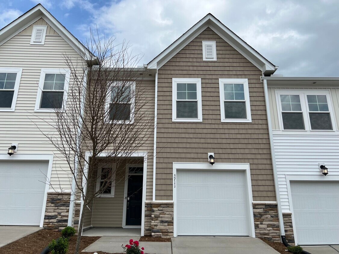 Foto principal - 5711 Woodlawn Dr