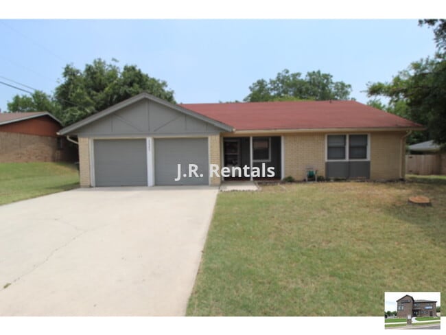 Building Photo - 2625 Phyllis Dr