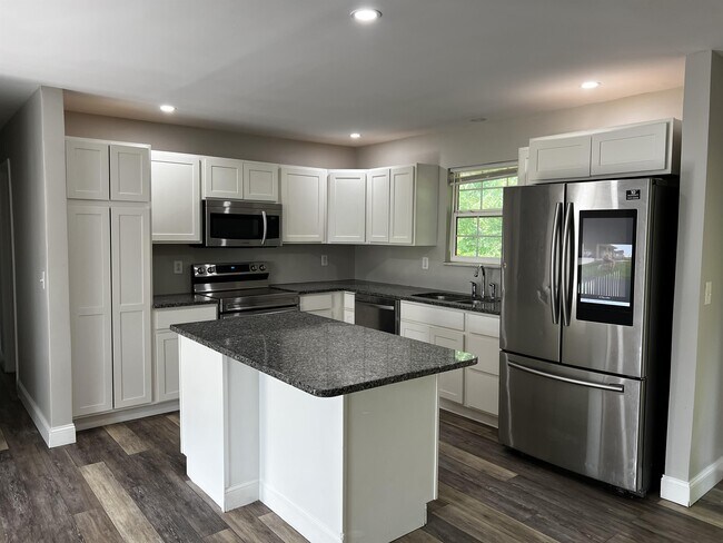Building Photo - 1405 Lyndale Dr
