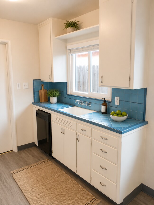 Foto del edificio - 2044-2046 Mayfair Dr W