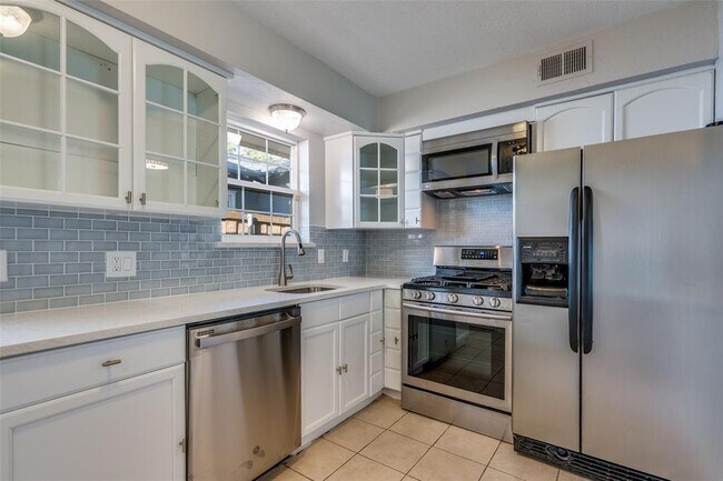 Building Photo - 7129 Santa Monica Dr