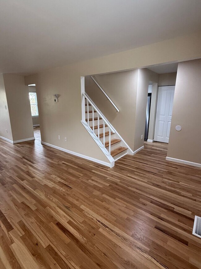 Foto del edificio - Beautiful Updated 4 bedroom townhouse available!