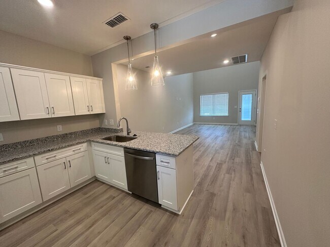 Foto del edificio - BRAND NEW 4 Bed 3 Bath Townhome Near The H...