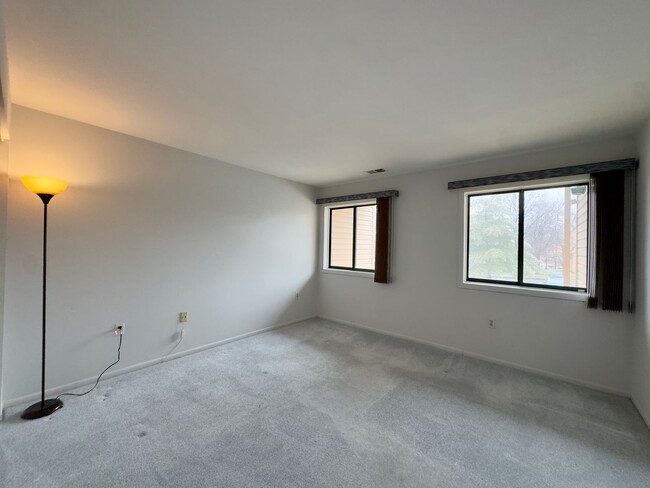 Foto del edificio - Spacious 2-Bedroom Condo in Owings Mills