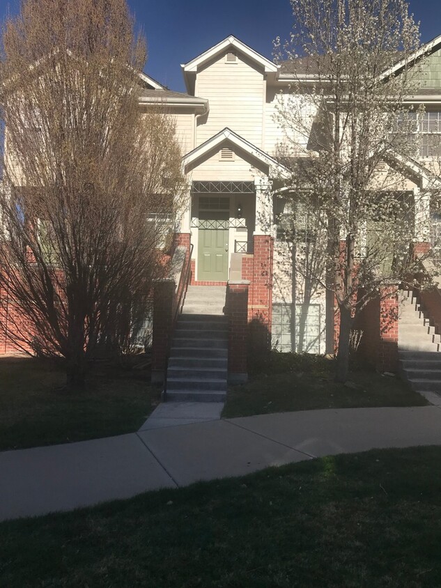 Foto principal - Beautiful 2 Bedroom/2 Bathroom Townhome in...