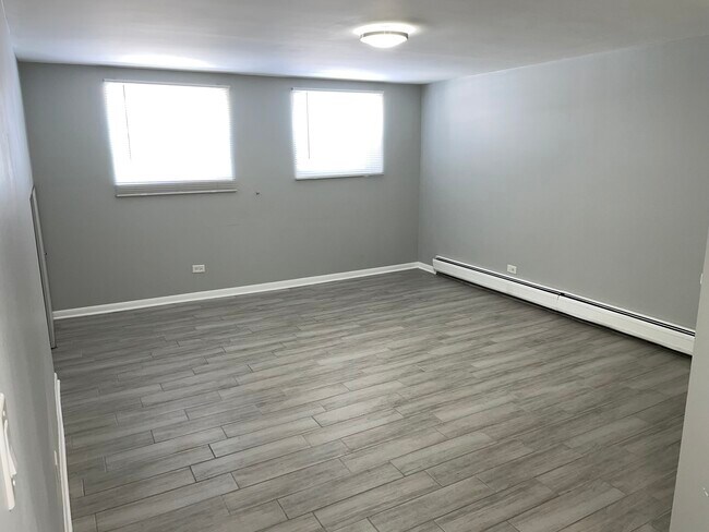 Foto del edificio - 5712 W Higgins Ave