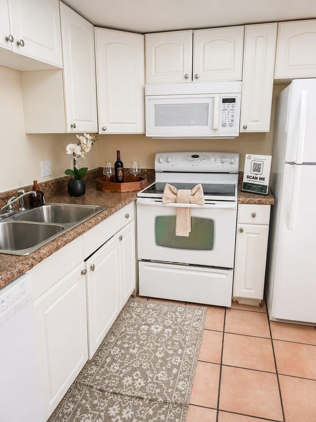 Building Photo - Charming 1 Bedroom / 1 Bathroom Condo – First Floor Unit with Florida Room in a Gated Community.