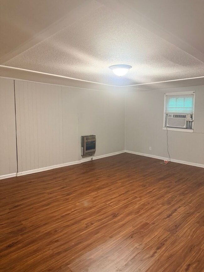 Building Photo - Three Bedroom Two Bath House