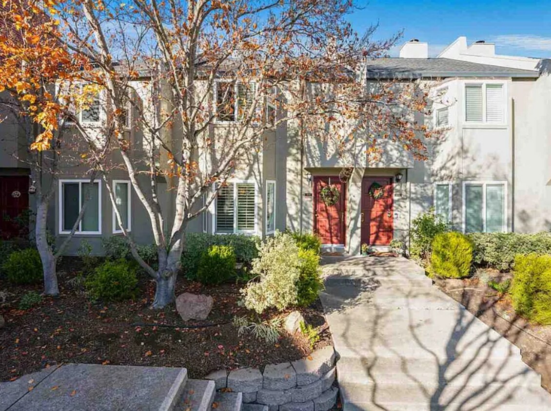 Foto principal - Spacious 2BD/1.5BA Townhouse in Walnut Cre...