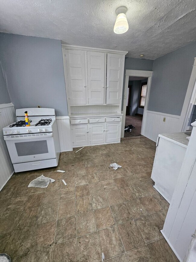 Foto del edificio - Upper 3 bedroom west side