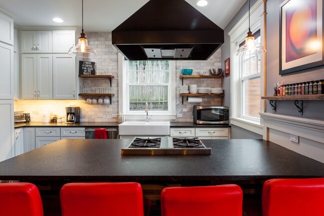 Building Photo - 337 NE 54th St