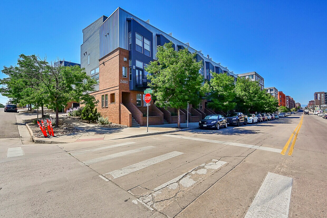 Foto principal - 2680 Blake St