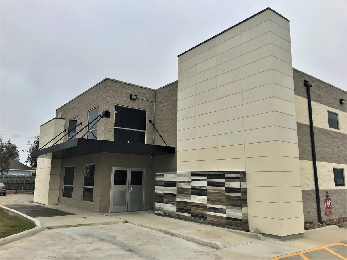 Front of building - 1014 Texas Clipper Rd