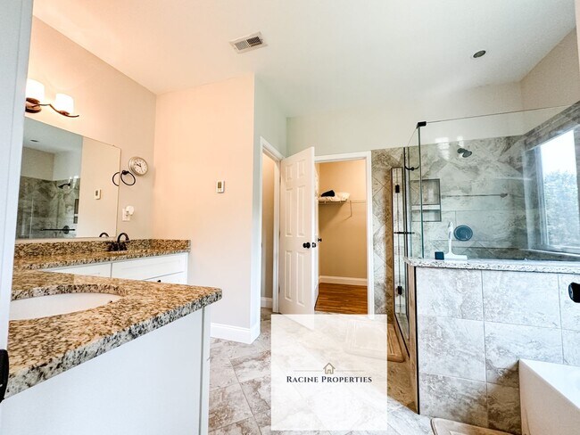 Foto del edificio - Upstairs 2 bd/2 ba Condo with view of Lake Hartwell