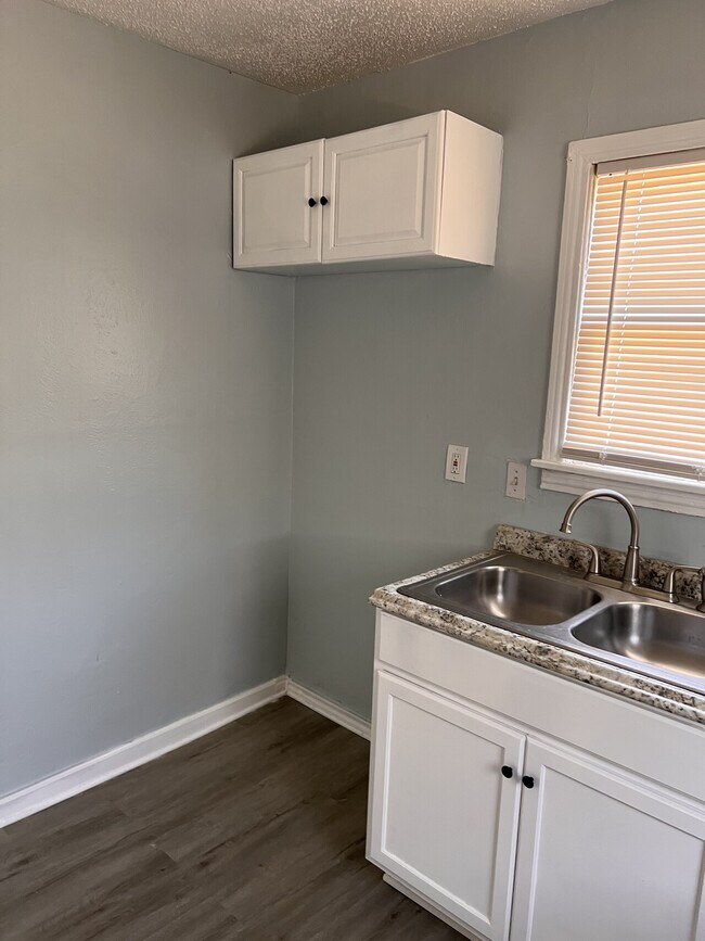 Building Photo - 5601 Meadowbrook