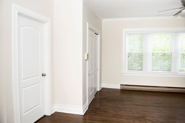 Building Photo - 648 W Roscoe St