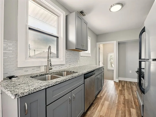 Building Photo - 833 Lilley Ave